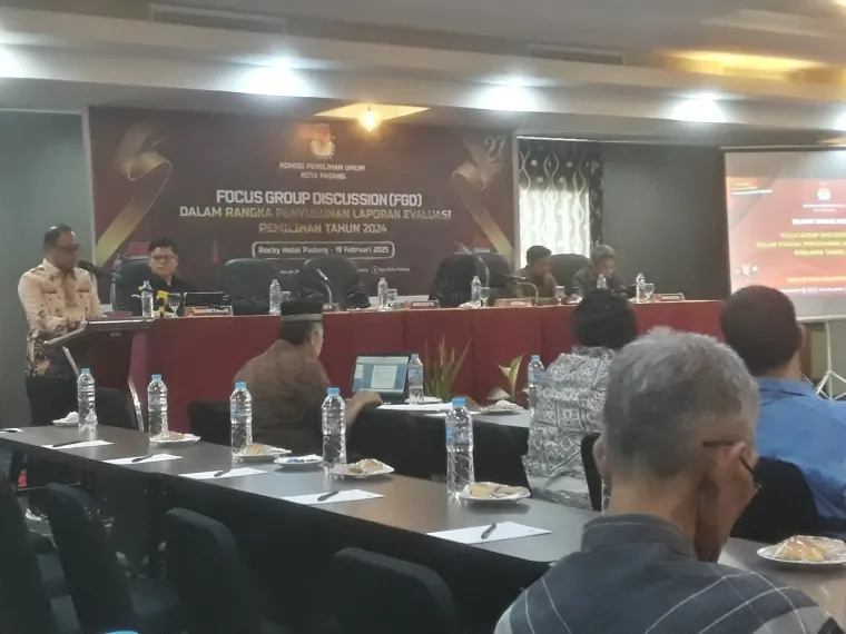 Ketua KPU Padang, Dori Putra membuka Diskusi Terpumpun Penyusunan Laporan Evaluasi Pemilihan 2024, Rabu. (mangindo kayo)
