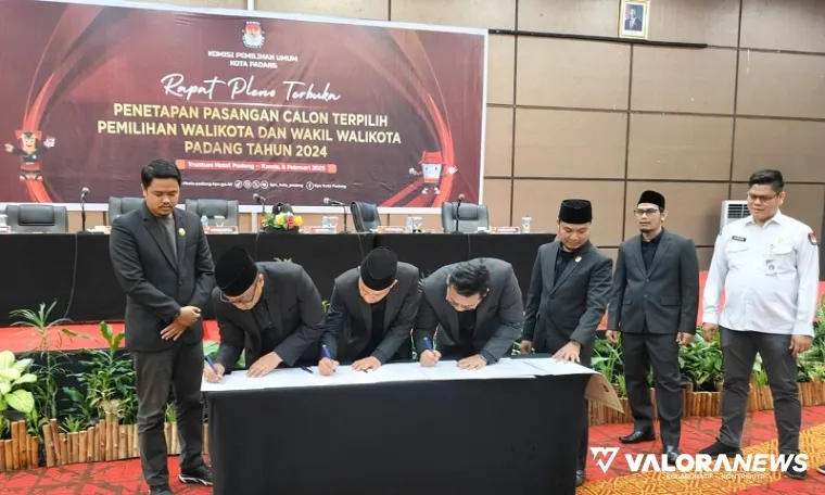 Ketua KPU Padang, Dorri Putra beserta komisioner lainnya, menandatangani berita acara penetapan kepala daerah terpilih hasil pemilihan serentak 2024 dalam rapat pleno terbuka, Kamis sore. (humas)