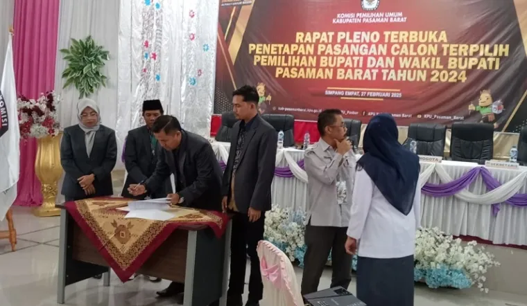 Ketua KPU Pasaman Barat Alfi Syahrin didampingi komisioner lainnya saat menandatangani berita acara penetapan bupati dan wakil bupati terpilih Pilkada 2024 di Aula KPU setempat, Kamis. (robi irwan).