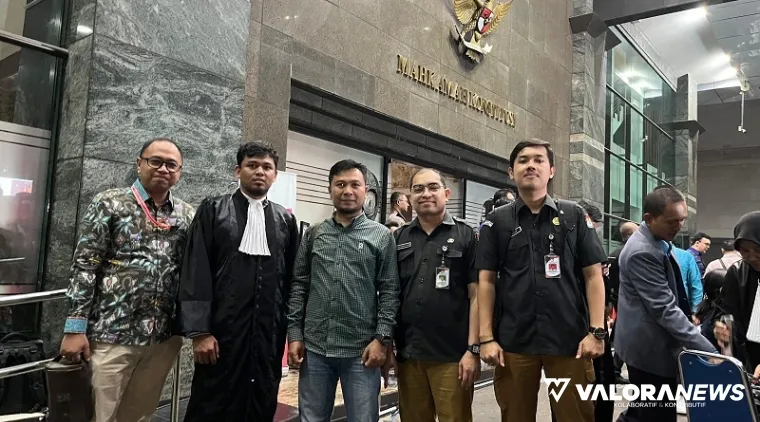 Ketua KPU Padang, Dorri Putra (kiri) didampingi Ketua Divisi Hukum, Jefri Hariyanto (tengah) beserta staf dan penasehat hukum, jelang pembacaan putusan oleh majelis hakim MK, Rabu. (humas)