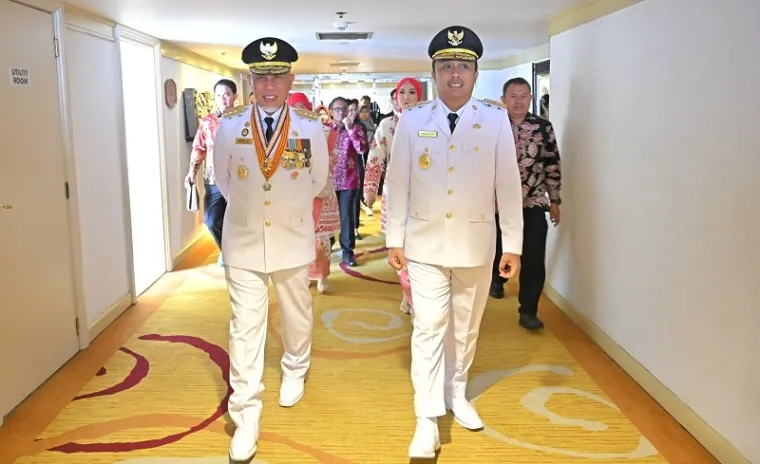 Gubernur dan Wagub Sumbar 2025-2030, Mahyeldi dan Vasco Ruseimy menuju lokasi pelantikan di Istana Negara, Kamis. (humas)