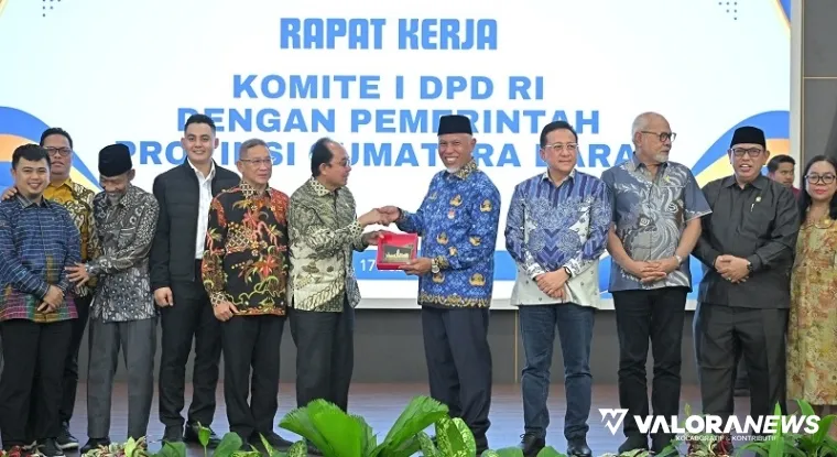 Gubernur Sumbar, Mahyeldi bertukar cenderamata dengan Ketua Komite I DPD RI, Andi Sofyan Hasdam pada agenda kunjungan kerja ke Sumbar, Senin. Agenda kali ini, tentang reformasi agraria. (humas)