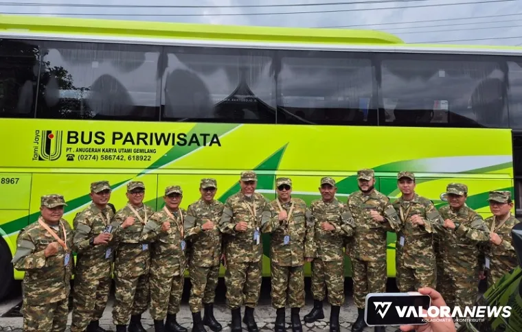 Gubernur Sumbar, Mahyeldi bersama sejumlah kepala daerah, menaiki bus dari bandara Yogyakarta menuju Akmil Magelang, 21 Februari 2025 lalu. (humas)