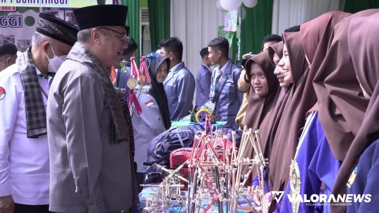 Wakil Wali Kota Bukittinggi, Marfendi melihat karya yang ditampilkan siswa usai pembukaan Competition of Science, Technology, Sport and Religious (COSINUS) XVI tingkat Sumbar, Riau, Jambi, Senin. (hamriadi)
