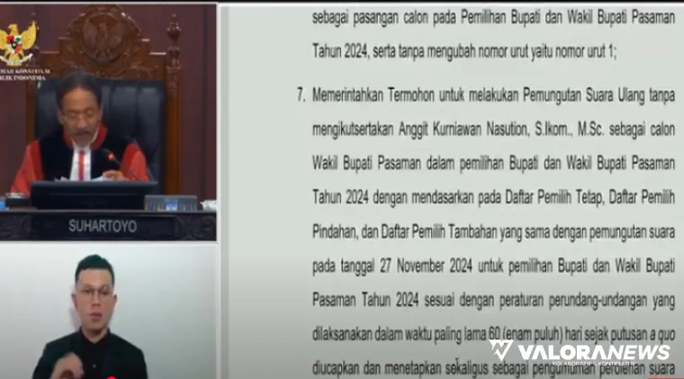 Tangkapan layar Ketua MK, Suhartoyo saat membacakan putusan pada persidangan, sebagaimana disimak melalui kanal youtube MK, Senin pagi. (humas)