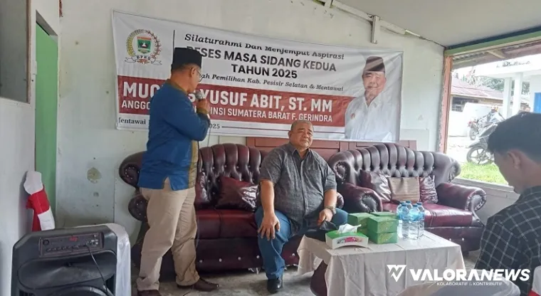 Anggota fraksi Partai Gerindra DPRD Sumbar, Muhclis Yusuf Abit bertatap muka dengan masyarakat Tua Pejat didampingi anggota DPRD Kepulauan Mentawa, Manual Simamora, Jumat. (daniwarti)