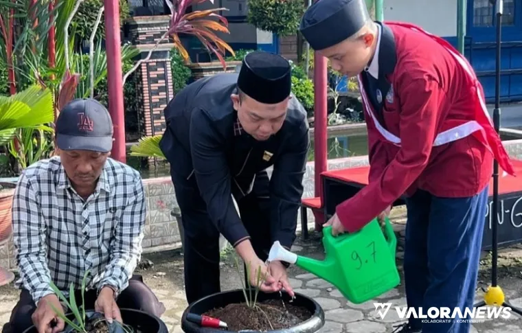 Ketua DPRD Padang, Muharlion melakukan penanaman Bawang Dayak di dalam pot pada peluncuran inovasi yang dilakukan SMPN 6 Padang, Senin pagi. (istimewa)