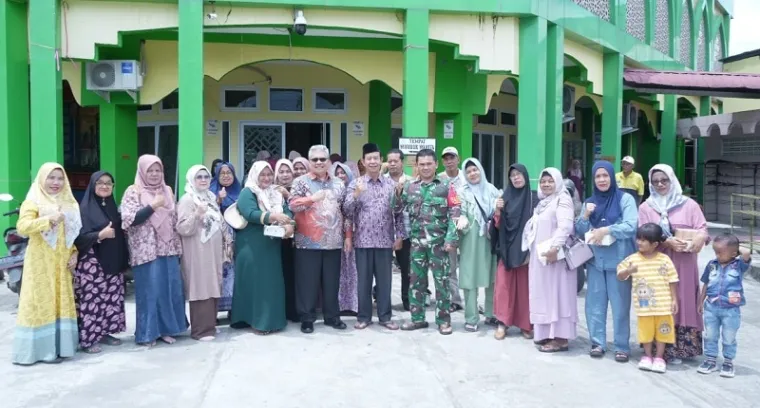 Ketua DPRD Sumbar, Muhidi foto bersama dengan warga Kelurahan Sawahan, usai kegiatan reses perorangan masa sidang kedua tahun 2024/2025 di Masjid Al-Ikwhan, Kelurahan Sawahan, Sabtu. (humas)