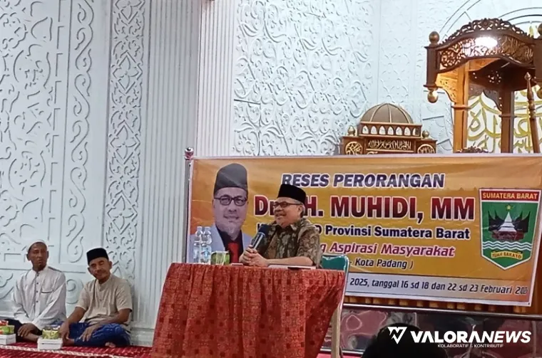 Ketua DPRD Sumbar, Muhidi menyerap aspirasi warga pada kegiatan reses perseorangan masa sidang kedua tahun 2024/2025 di Masjid Al Muhajirin, Kelurahan KPIK, Kecamatan Koto Tangah, Kota Padang, Ahad malam. (humas)