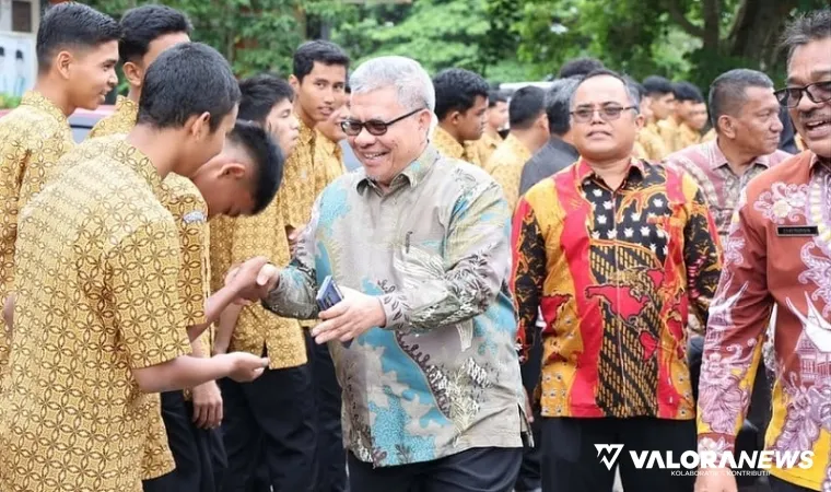 Ketua DPRD Sumbar, Muhidi disambut siswa SMAN 3 Batusangkar dalam agenda kunjungan kerja, Kamis. (humas)