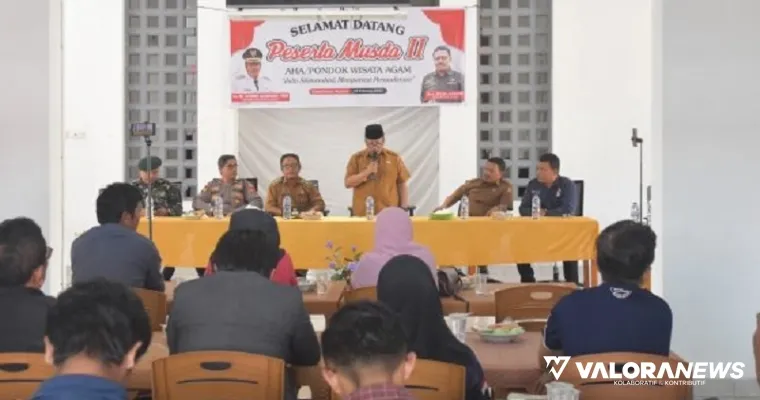 Bupati Agam, Andri Warman memberikan sambutan Musyawarah Daerah (MUSDA) II Asosiasi Homestay Agam (AHA) di Mutiara Guest House, Jorong Guguak Randah, Kecamatan IV Koto, Senin. (humas)