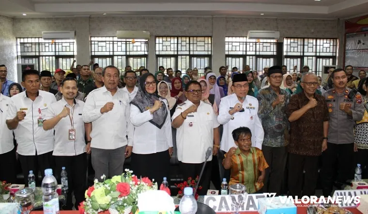 Wakil Wali Kota Padang, Maigus Nasir foto bersama usai pembukaan Musrenbang RKPD kecamatan Nanggalo, di aula kantor kecamatan, Rabu. (humas)