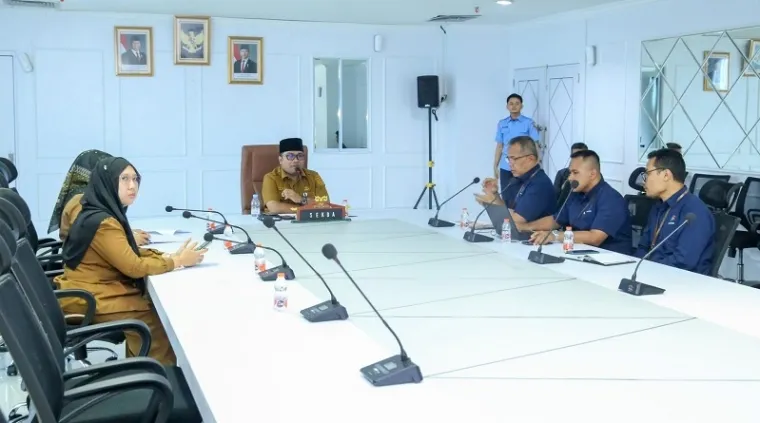 Plh Sekretaris Daerah Pekanbaru, Zarman Candra memimpin rapat rilis Inflasi Kota Pekanbaru, per Januari 2025 di ruang rapat lantai 4 Komplek Perkantoran Pemerintah, Tenayan Raya, Senin sore. (humas)
