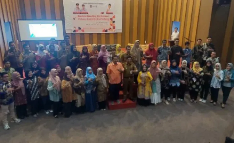Anggota DPRD Kota Padang periode 2019-2024, Djunaidy Hendry foto bersama dengan peserta pelatihan Branding Digital di Youth Center Bagindo Azis Chan, Senin. (istimewa)