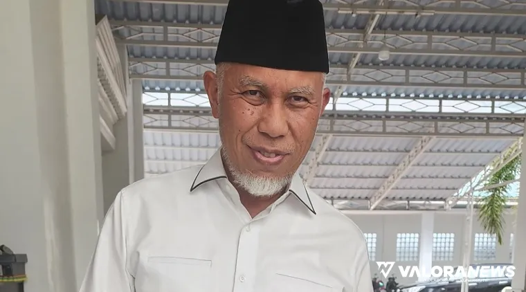 Gubernur Sumbar, Mahyeldi memperlihatkan pantofel dari Yoesani Shoes yang akan dipakainya pada momen pelantikan di Istana Presiden, tanggal 20 Februari 2025. (humas)
