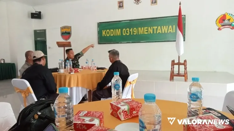 Dandim 0319 Mentawai, Letkol (Inf) Restu Petrus Simbolon berdialog dengan awak media sekaitan pelaksanaan TMMD ke-123 di aula Makodim Mentawai, Sabtu. (daniwarti)