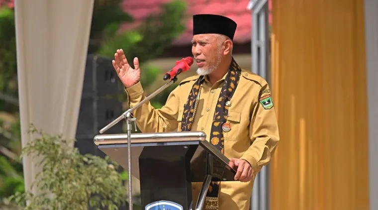 Gubernur Sumbar, Mahyeldi memberikan arahan tentang visi pendidikan Sumatera Barat pada peresmian nama SMAN 5 Sumbar, Selasa. (humas)
