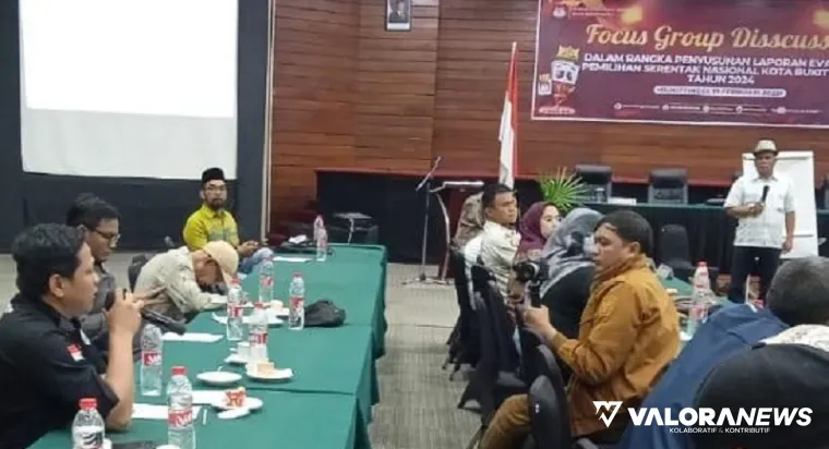 Suasana diskusi terpumpun evaluasi penyusunan laporan pemilihan serentak 2024 yang digelar KPU Bukittinggi, Rabu. (humas)