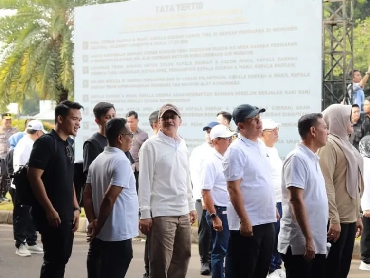 Hendrajoni (menghadap kamera) dan Risnaldi, Bupati &amp; Wakil Bupati Terpilih Kabupaten Pesisir Selatan (Pessel), ikut gladi bersih bersama 481 Kepala Daerah Terpilih Tahun 2025, di Monas, Selasa (18/2/2025). FOTO: Dok Diskominfo Pessel