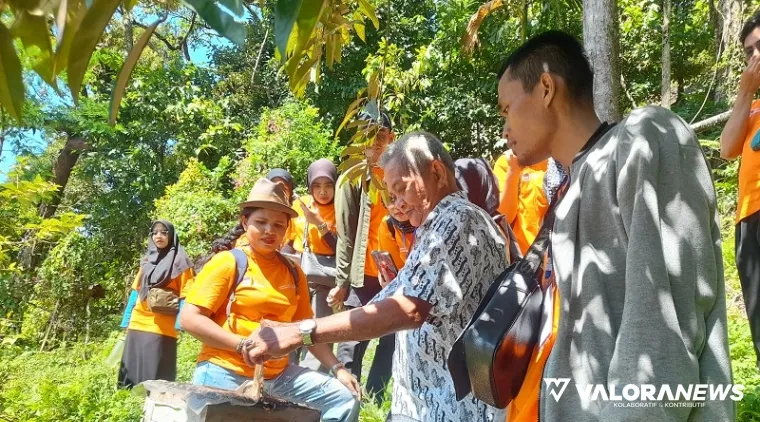 Pemilik Agrowisata Madu Lebah Galo-galo (Kelulut-red), Yanuar tengah menerangkan proses pengambilan madu dari lebah tanpa sengat itu pada peseta pelatihan Branding Digitalisasi Produk Pariwisata yang digelar Dinas Pariwisata Padang, Kamis. (humas)