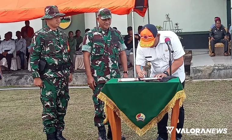 Pj Bupati Mentawai, Fernando J.Simajuntak menandatangani kerjasama dengan Kodim 0319 Mentawai pada pembukaan TMMD ke-123 di halaman Makodim, Rabu. (daniwarti)