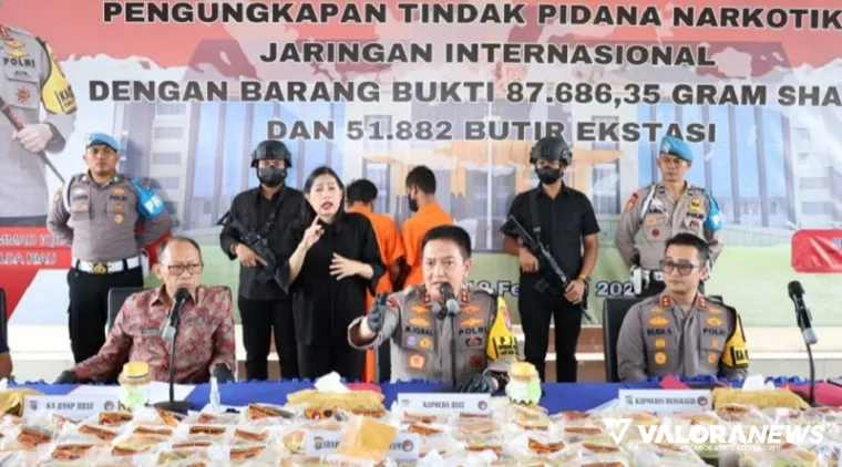 Kapolda Riau, Irjen Pol Mohammad Iqbal memberikan keterangan pers tentang pengungkapkan sindikat narkoba internasional di Mapolda Riau, Selasa. (humas)