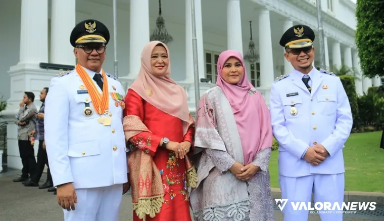 Muhammad Ramlan Nurmatias dan Ibnu Asis bersama istri masing-masing, foto bersama sebelum pelantikan di istana kepresidenan, Kamis. (humas)