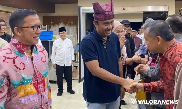 Pj Sekdaprov Sumbar, Yozawardi Usama Putra memperkenalkan pimpinan OPD pada Wakil Gubernur Sumatera Barat, Vasko Ruseimy, saat penyambutan di BIM, Jumat malam. (humas)
