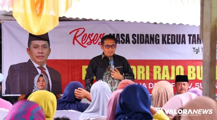 Wakil Ketua DPRD Sumbar, Evi Yandri berdialog dengan warga Kelurahan Batipuh Panjang, kecamatan Koto Tangah, saat reses perorangan masa sidang kedua tahun 2024/2025, Sabtu sore. (humas)