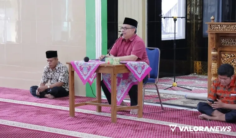 Ketua DPRD Sumbar, Muhidi memberikan sambutan pada kegiatan reses perorangan anggota DPRD Sumbar masa sidang kedua tahun 2024/2025 di kelurahan Korong Gadang, Kecamatan Kuranji, Senin. (humas)