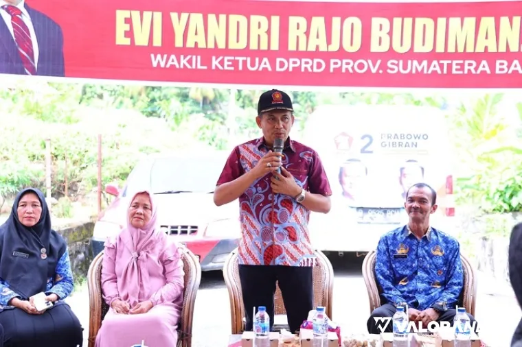 Anggota DPRD Sumbar dari dapil Sumbar I (Kota Padang), Evi Yandri berdialog dengan warga ada pada agenda reses perorangan masa sidang kedua tahun 2024/2025, Senin. (humas)