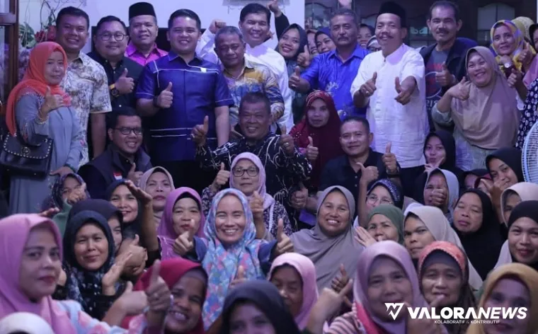 Wakil Ketua DPRD Sumatera Barat, Muhammad Iqra Cissa foto bersama dengan warga Kampuang Jambak, Kelurahan Koto Lalang, Kecamatan Lubuk Kilangan, Kota Padang, Senin. (humas)