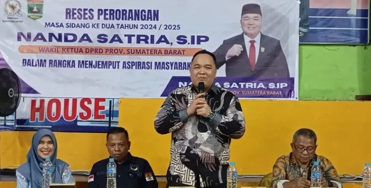 Wakil Ketua DPRD Sumbar, Nanda Satria menyerap aspirasi masyarakat Kelurahan Padang Besi, Kelurahan Lubuk Kilangan, Kota Padang, pada agenda reses perorangan masa sidang kedua tahun 2024/2025, Ahad sore. (humas)