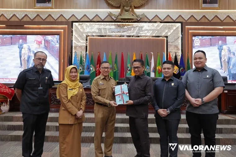 Wakil Ketua DPRD Sumbar, Evi Yandri menerima nota  pengantar Ranperda tentang SPBE dalam rapat paripurna, Senin. (humas)