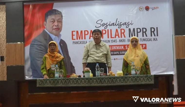 Anggota Fraksi PDI Perjuangan DPR MPR RI, Alex Indra Lukman didampingi Syur&#039;aini (Ketua PWA Sumbar) dan Dalfina (sekretaris PWA Sumbar) pada Sosialisasi 4 Pilar MPR RI bersama kader Aisyiah di Convention Hall Prof Ahmad Syafi&#039;i Maarif Kampus UMSB Padang.