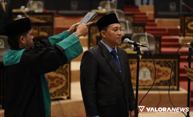 Anggota DPRD Riau pengganti antar waktu sisa masa jabatan 2024-2029, Sumardany Zirnata diambil sumpahnya dalam rapat paripurna, Kamis. (humas)