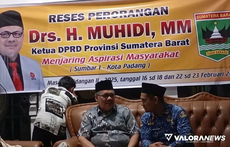Ketua DPRD Sumbar, Muhidi dengarkan masukan Lurah Batipuh Panjang saat agenda reses perorangan masa sidang kedua tahun 2024/2025, Senin. (humas)
