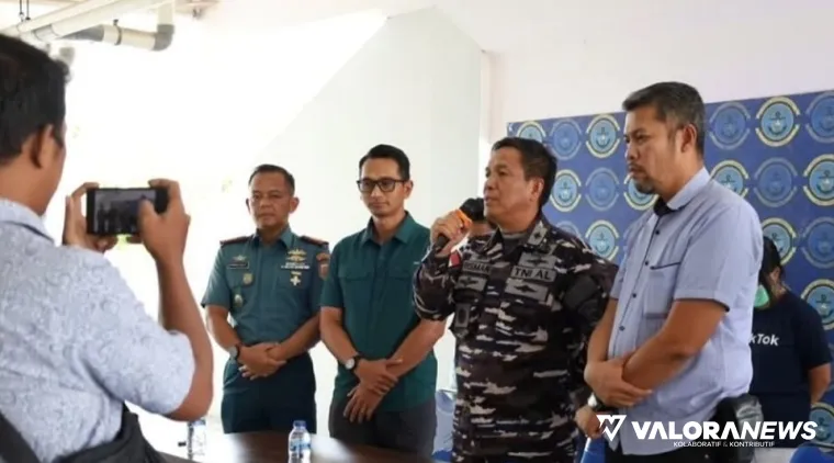 Komandan Pos Angkatan Laut (Pos AL) Bengkalis beserta pimpinan BP3MI Riau, memberikan keterangan pers tentang penangkapan pelaku penyelundupan PMI, Rabu. (humas)