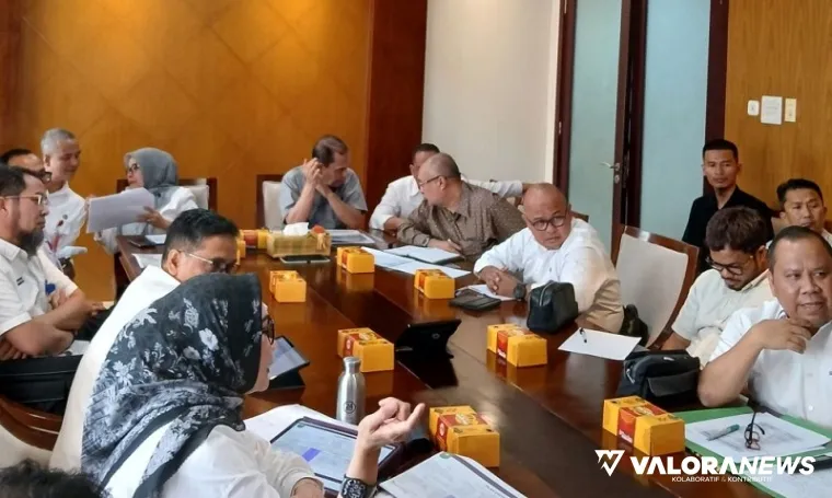 Asisten III Setdaprov Riau, Elly Whardani saat memimpin rapat dengan tim transisi gubernur Riau terpilih, di Ruang Rapat Sekda Kantor Gubernur Riau, Rabu. (humas)