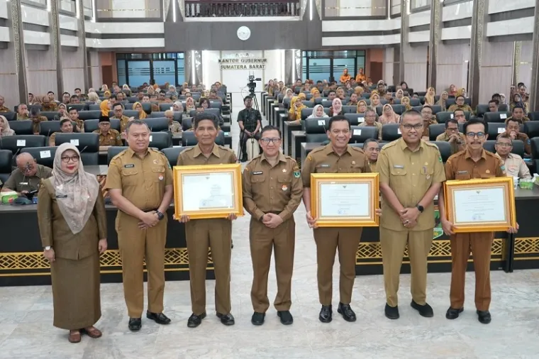 Pj Sekdaprov Sumbar, Yozawardi Usama Putra foto bersama dengan daerah peraih penghargaan Pemda Pengendali Pembangunan Terbaik usai rapat Forum Perangkat Daerah Setda Provinsi dan Kabupaten/Kota se-Sumbar Tahun 2025 di Aula Kantor Gubernur Sumbar, Selasa.