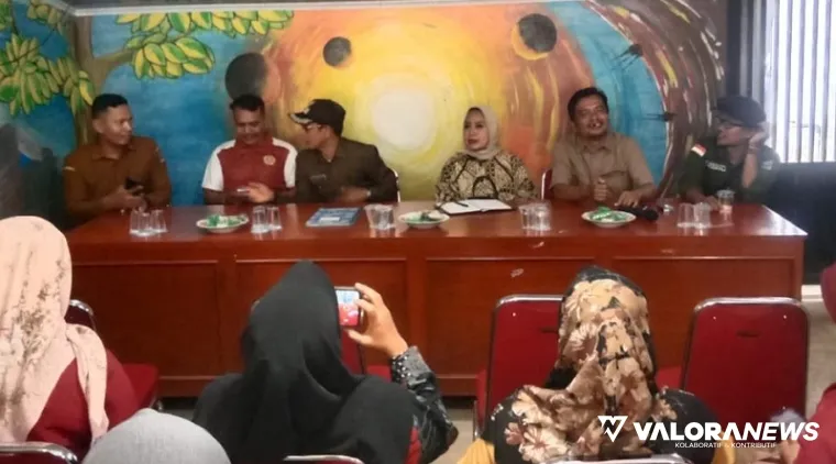 Kurator Festival Juadah 2025, Muhammad Fadhli bersama Nita Christanti Soffandi dialog dengan wali nagari Toboh Gadang Barat, panitia dan warga tentang Festival Juadah yang akan dihelat setelah Lebaran 2025 ini di kantor wali nagari, Selasa. (istimewa)