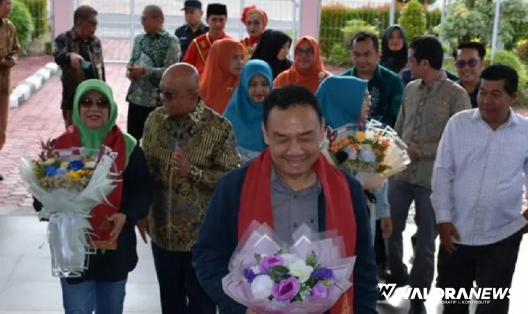 Wabup Agam, Muhammad Iqbal bersama Ketua TP PKK Agam, Merry Benni Warlis disambut Sekda Agam, Edi Busti dan jajaran, di BIM, Ahad. (humas)