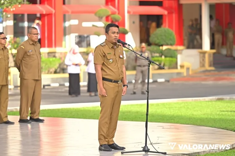 Wakil Gubernur Sumbar, Vasko Ruseimy memimpin apel di halaman kantor gubernur, Senin pagi. (humas)