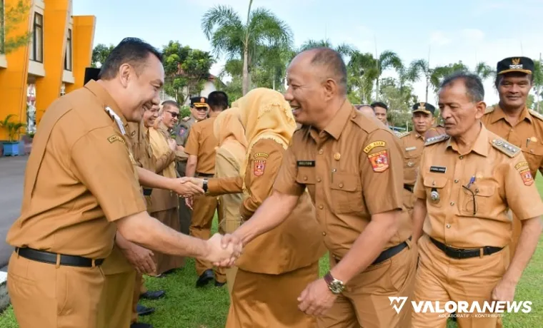Wabup Agam, Muhammad Iqbal saling bermaafan dengan ASN usai memimpin apel Senin pagi di halaman kantor bupati. (humas)