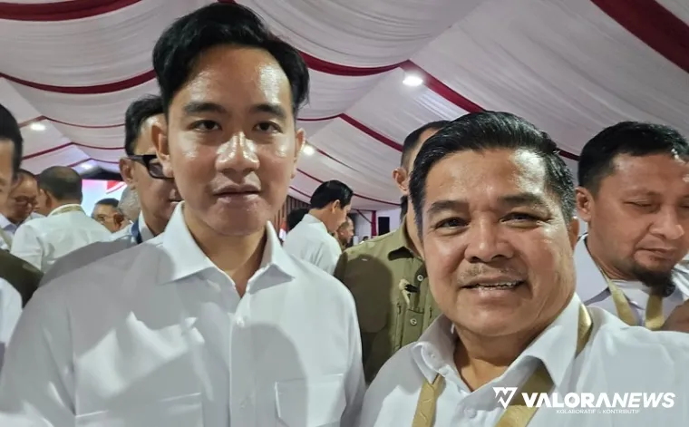 Bupati Agam, Benni Warlis berswafoto dengan Wapres RI, Gibran Rakabuming Raka yang memberikan materi mengenai Asta Cita pemerintahan Presiden Prabowo Subianto di acara retreat kepala daerah, Rabu. (humas)