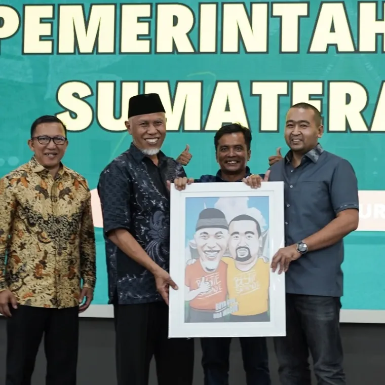Kartunis, Muhammad Fadhli foto bersama dengan tokoh yang dilukisnya, Mahyeldi dan Audy Joinaldy pada rapat staf di istana gubernuran, Sabtu malam. Turut hadir menyaksikan, Pj Sekdaprov, Yozawardi. (humas)