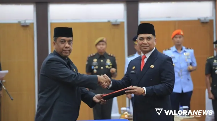 Pj Wali Kota Pekanbaru, Roni Rakmat menyerahkan berita acara pelantikan pada Zulhelmi Arifin (Pj Sekda) di aula lantai 6 gedung utama komplek perkantoran terpadu walikota di Tenayan Raya, Kamis. (humas)