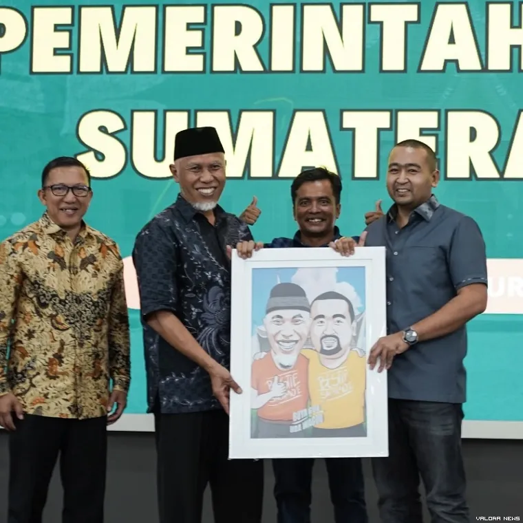 Muhamad Fadhli, pelukis karikatur Mahyeldi dan Audy Joinaldy bersama Pj Sekdaprov Sumbar, Yozawardi. 