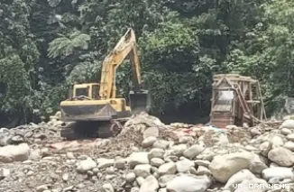 Ekskavator mengeruk emas di Tombang, Talamau, Pasbar.