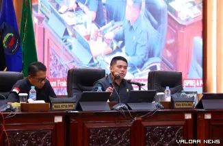 Wakil Ketua DPRD Sumbar, M Iqra Chissa memimpin rapat paripurna dengan agenda pandangan umum anggota fraksi-fraksi terhadap Ranperda SPBE, Selasa. (humas)